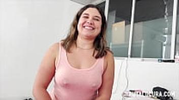 The PutaLocura character, Ana, is a plump young girl who is wailing and adoring Torbe.