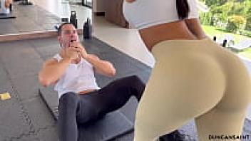 Totally insane girl with a bubble butt at the gym