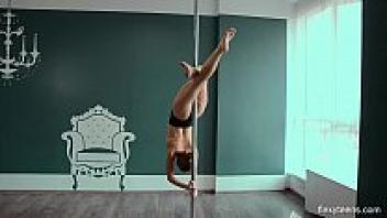 Yanna is a really attractive naked gymnast who spreads her legs.