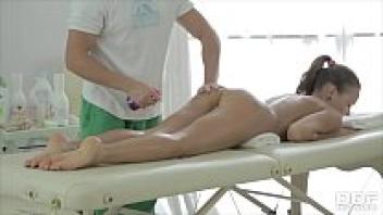 Eating at Carte&'s Love Cave While Receiving Her Sensual Adolescent Massage