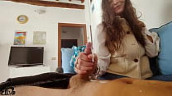 When the boy pleads for a blowjob, he only receives a handjob!?[Italian amateur]