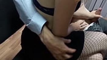 RISKY HANDJOB UNDER THE TABLE OF A STUDENT